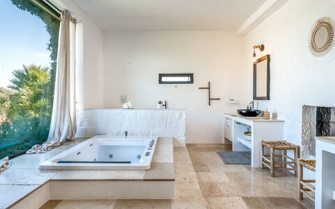 Masseriola Di Puglia: Badewanne, Möbel, Azurblau, Zapfhahn, Armatur, Cabinetry, Pflanze, Holz, Interior Design, Badezimmer