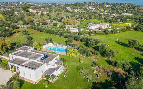 Masseriola Di Puglia: Pflanze, Natürliche Landschaft, Grundstueck, Urban Design, Gras, Wohngebiet, Baum, Himmel, Freizeit, Landschaft