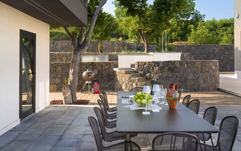 Villa Decoro - Mascali, Sicilia: Tabelle, Möbel, Pflanze, Stuhl, Blumentopf, Baum, Zimmerpflanze, Interior Design, Tisch Im Freien, Gartenmöbel