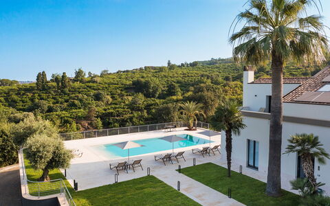 Villa Decoro - Mascali, Sicilia: Pflanze, Himmel, Wasser, Gebäude, Natur, Azurblau, Baum, Schwimmbad, Arecales, Freizeit