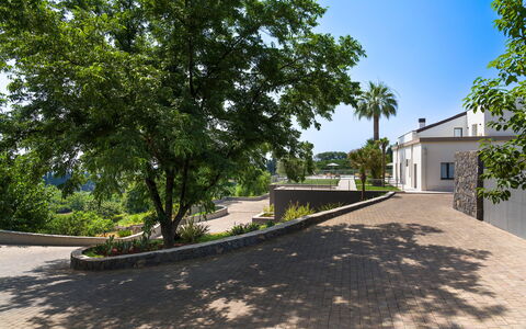 Villa Decoro - Mascali, Sicilia: Pflanze, Himmel, Gebäude, Strassenbelag, Baum, Schatten, Asphalt, Grundstueck, Fenster, Urban Design