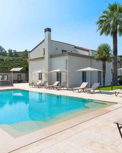 Villa Decoro - Mascali, Sicilia: Wasser, Himmel, Eigentum, Gebäude, Pflanze, Schwimmbad, Azurblau, Baum, Schatten, Gartenmöbel