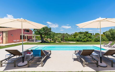 Casa Desiderio - Siracusa, Sicilia: Himmel, Schwimmbad, Wasser, Pflanze, Wolke, Sonnenliege, Regenschirm, Schatten, Gartenmöbel, Fenster