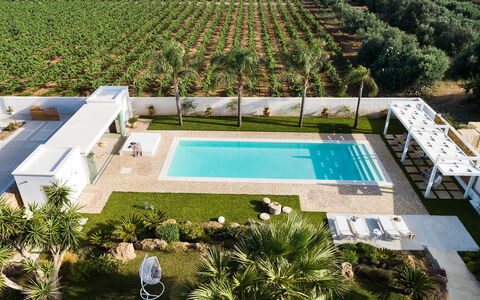 Casa Ocra - Misiliscemi, Sicilia: Wasser, Eigentum, Pflanze, Schwimmbad, Rechteck, Schatten, Baum, Urban Design, Gras, Freizeit