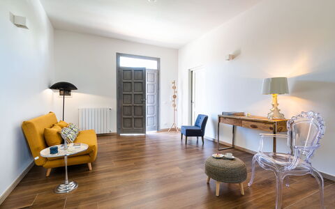 Casa Ocra - Misiliscemi, Sicilia: Möbel, Tabelle, Stuhl, Holz, Interior Design, Beleuchtung, Fussboden, Flooring, Grundeigentum, Wohnzimmer