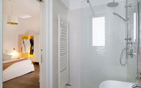 Casa Ocra - Misiliscemi, Sicilia: Gebäude, Duschkopf, Armatur, Dusche, Badezimmer, Interior Design, Brausenstange, Duschpaneel, Holz