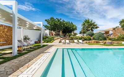 Casa Ocra - Misiliscemi, Sicilia: Wolke, Pflanze, Gebäude, Himmel, Eigentum, Wasser, Azurblau, Schwimmbad, Baum, Schatten