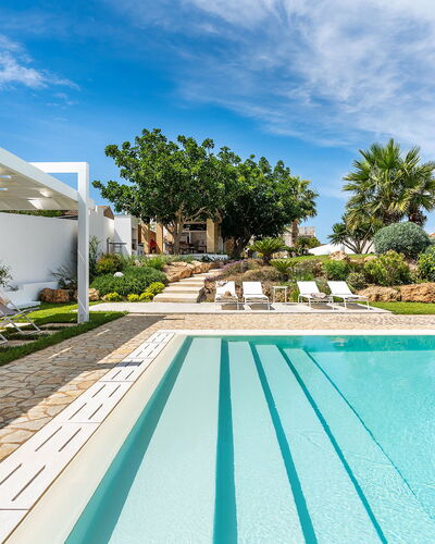 Casa Ocra - Misiliscemi, Sicilia: Wolke, Pflanze, Gebäude, Himmel, Eigentum, Wasser, Azurblau, Schwimmbad, Baum, Schatten