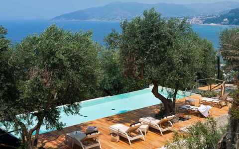 Pietramare - Castellabate, Campania: Wasser, Pflanze, Eigentum, Himmel, Natur, Azurblau, Schwimmbad, Natürliche Landschaft, Gartenmöbel, Baum