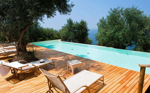 Pietramare - Castellabate, Campania: Möbel, Tabelle, Eigentum, Gebäude, Himmel, Schwimmbad, Baum, Schatten, Stuhl, Gartenmöbel