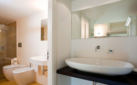 Pietramare - Castellabate, Campania: Sinken, Zapfhahn, Bad Sink, Armatur, Eigentum, Badezimmer, Schwarz, Spiegel, Lila, Holz