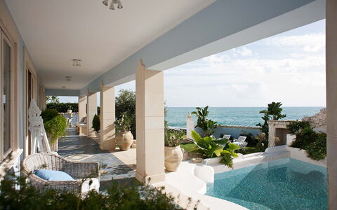 Villa Amena - Siracusa, Sicilia: Pflanze, Himmel, Wasser, Eigentum, Gebäude, Azurblau, Schatten, Zimmerpflanze, Arecales, Strandresort