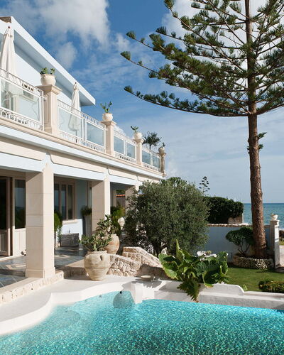 Villa Amena - Siracusa, Sicilia: Wasser, Wolke, Pflanze, Himmel, Gebäude, Azurblau, Schwimmbad, Baum, Haus, Freizeit