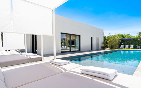 Villa Duetto - Siracusa, Sicilia: Wasser, Schwimmbad, Interior Design, Himmel, Schatten, Fenster, Gebäude, Rechteck, Eigentumswohnung, Grundeigentum