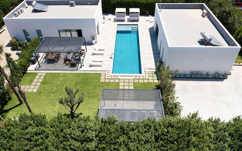 Villa Duetto - Siracusa, Sicilia: Pflanze, Grundstueck, Gras, Urban Design, Fenster, Gebäude, Wohngebiet, Baum, Dach, Fassade