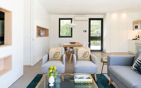 Villa Duetto - Siracusa, Sicilia: Tabelle, Bilderrahmen, Möbel, Eigentum, Couch, Pflanze, Grün, Azurblau, Wohnzimmer, Fenster