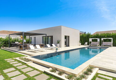 Villa Duetto - Siracusa, Sicilia: Pflanze, Himmel, Wasser, Eigentum, Azurblau, Schwimmbad, Schatten, Die Architektur, Rechteck, Gebäude