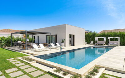 Villa Duetto - Siracusa, Sicilia: Pflanze, Himmel, Wasser, Eigentum, Azurblau, Schwimmbad, Schatten, Die Architektur, Rechteck, Gebäude