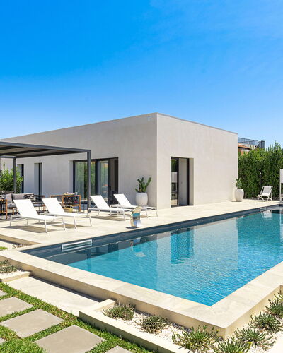 Villa Duetto - Siracusa, Sicilia: Pflanze, Himmel, Wasser, Eigentum, Azurblau, Schwimmbad, Schatten, Die Architektur, Rechteck, Gebäude