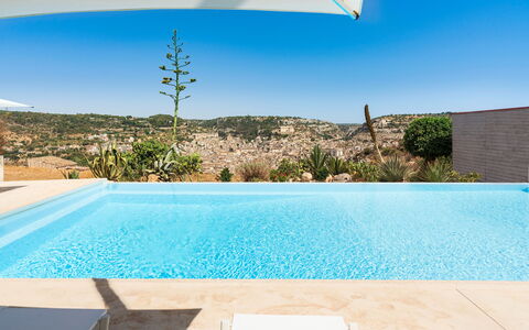 Casa Masseria - Scicli, Sicilia: Wasser, Himmel, Pflanze, Eigentum, Daytime, Schwimmbad, Licht, Rechteck, Blau, Azurblau