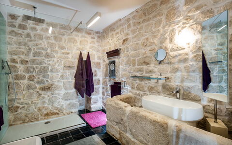 Casa Masseria - Scicli, Sicilia: Spiegel, Zapfhahn, Armatur, Eigentum, Badewanne, Gebäude, Lila, Badezimmer, Sinken, Interior Design