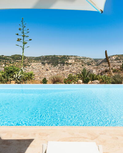 Casa Masseria - Scicli, Sicilia: Wasser, Himmel, Pflanze, Eigentum, Daytime, Schwimmbad, Licht, Rechteck, Blau, Azurblau
