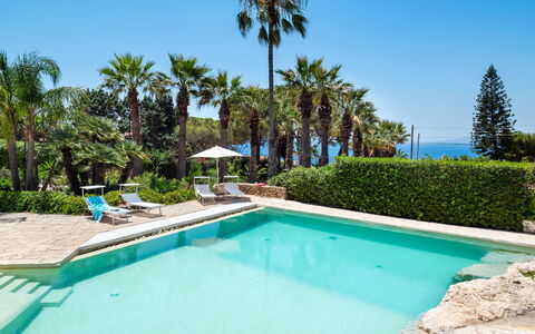 Villa Diamante - Siracusa, Sicilia: Wasser, Pflanze, Eigentum, Schwimmbad, Himmel, Azurblau, Baum, Gebäude, Arecales, Freizeit