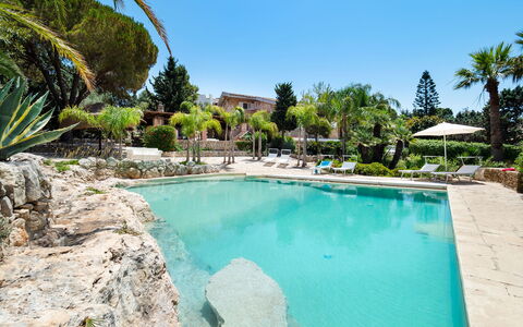 Villa Diamante - Siracusa, Sicilia: Wasser, Pflanze, Himmel, Eigentum, Baum, Azurblau, Schwimmbad, Gebäude, Arecales, Stuhl