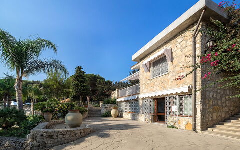 Villa Diamante - Siracusa, Sicilia: Himmel, Pflanze, Gebäude, Eigentum, Fenster, Baum, Haus, Arecales, Landschaft, Grundeigentum