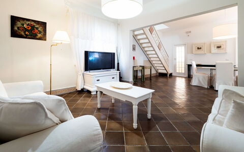 Villa Diamante - Siracusa, Sicilia: Möbel, Tabelle, Eigentum, Couch, Fernsehen, Komfort, Gebäude, Interior Design, Wohnzimmer, Flooring