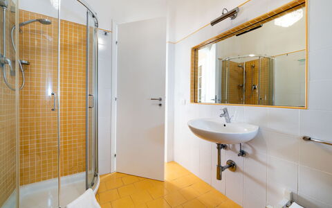 Villa Diamante - Siracusa, Sicilia: Spiegel, Zapfhahn, Armatur, Sinken, Bad Sink, Badezimmer, Gebäude, Duschtür, Dusche