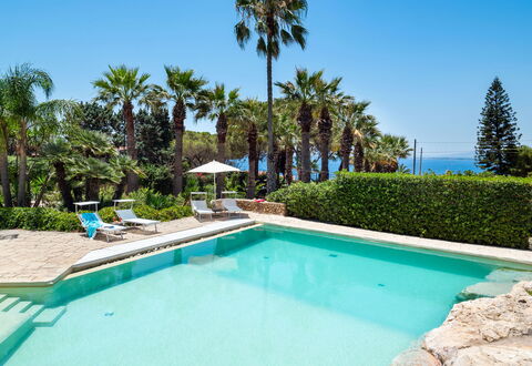 Villa Diamante - Siracusa, Sicilia: Wasser, Pflanze, Eigentum, Schwimmbad, Himmel, Azurblau, Baum, Gebäude, Arecales, Freizeit