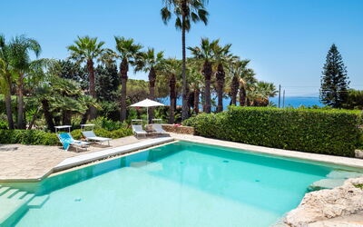 Villa Diamante - Siracusa, Sicilia: Wasser, Pflanze, Eigentum, Schwimmbad, Himmel, Azurblau, Baum, Gebäude, Arecales, Freizeit