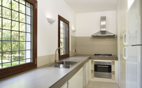 Torre Delle Cornacchie: Cabinetry, Countertop, Spüle, Eigentum, Sinken, Zapfhahn, Fenster, Interior Design, Herd, Küche