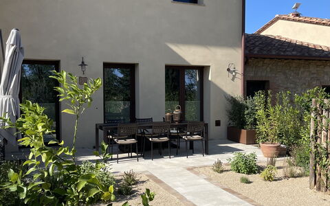 Nocellara Spereto Apartment With Pool, Montaione: Pflanze, Gebäude, Eigentum, Fenster, Himmel, Haus, Grundstueck, Schatten, Strassenbelag, Nachbarschaft