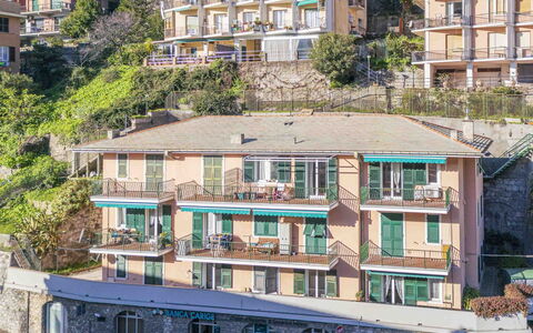 Spacious Apartment In Sori With Large Terrace - So: Gebäude, Fenster, Daytime, Urban Design, Pflanze, Eigentumswohnung, Tower Block, Nachbarschaft, Baum, Wohngebiet