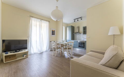 Spacious Apartment In Sori With Large Terrace - So: Möbel, Tabelle, Komfort, Azurblau, Couch, Holz, Gebäude, Schatten, Haus, Lampe