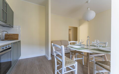 Spacious Apartment In Sori With Large Terrace - So: Eigentum, Möbel, Tabelle, Holz, Stuhl, Gebäude, Beleuchtung, Interior Design, Flooring, Fussboden