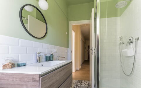 Spacious Apartment In Sori With Large Terrace - So: Spiegel, Gebäude, Zapfhahn, Eigentum, Armatur, Fotografieren, Sinken, Badezimmerschrank, Weiss, Badezimmer