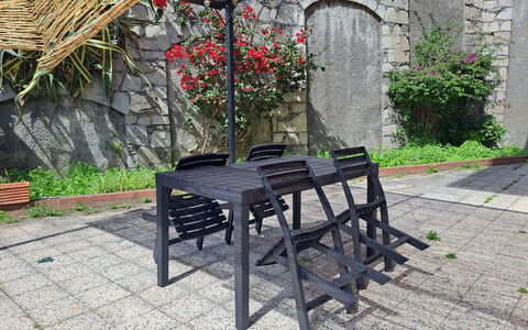 Spacious Apartment In Sori With Large Terrace - So: Pflanze, Blume, Gebäude, Botanik, Gartenmöbel, Außenbank, Tisch Im Freien, Gras, Blumentopf, Flooring