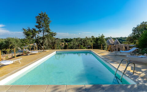 Trulli Di Grieco: Wasser, Himmel, Eigentum, Pflanze, Schwimmbad, Azurblau, Baum, Schatten, Rechteck, Freizeit