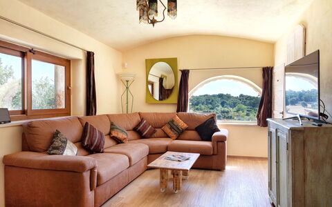 Trulli Di Grieco: Braun, Couch, Möbel, Bilderrahmen, Interior Design, Fenster, Holz, Wohnzimmer, Fussboden, Gebäude