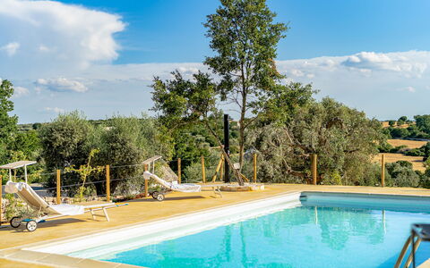 Trulli Di Grieco: Wasser, Wolke, Himmel, Schwimmbad, Pflanze, Schatten, Baum, Gartenmöbel, Freizeit, Grundeigentum