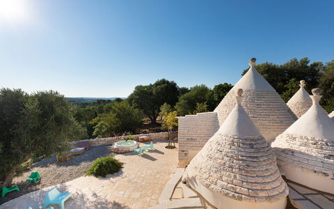 Trulli Di Grieco: Himmel, Pflanze, Baum, Haus, Gehölz, Landschaft, Freizeit, Kunst, Treppe