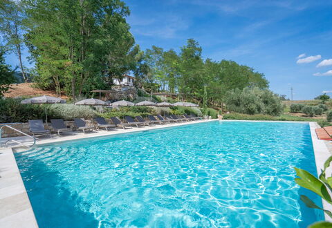 Coratina Spereto Apartment with Pool, Montaione: Wasser, Pflanze, Wasservorräte, Eigentum, Himmel, Schwimmbad, Wolke, Azurblau, Baum, Natürliche Landschaft