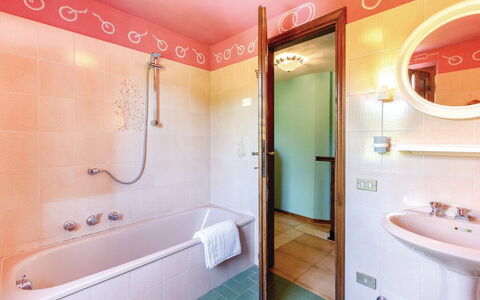 Casa Iris - Versilia, Holiday Home with Pool: Duschkopf, Badewanne, Eigentum, Fotografieren, Armatur, Weiss, Dusche, Badezimmer, Zapfhahn, Sinken