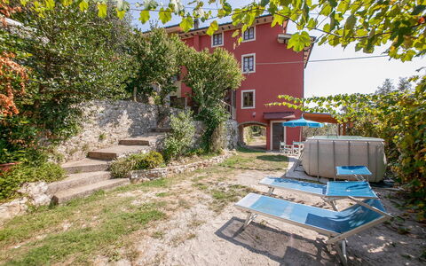 Casa Iris - Versilia, Holiday Home with Pool: Pflanze, Gebäude, Eigentum, Fenster, Himmel, Grundstueck, Vegetation, Haus, Wand, Nachbarschaft