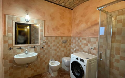 Casa 'il Nocciolo': Wäschekammer, Armatur, Eigentum, Spiegel, Badezimmer, Waschmaschine, Wäschetrockner, Sinken, Gebäude, Zapfhahn