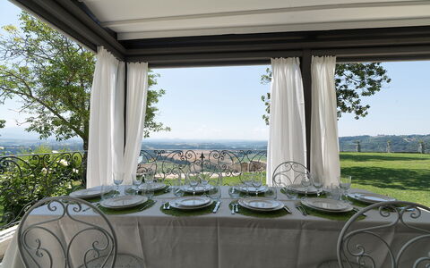 Luxury Villa Con Spa e Panorama a 40 Min Da Roma: Gebäude, Himmel, Pflanze, Daytime, Eigentum, Tabelle, Geschirr, Schatten, Textil, Stuhl
