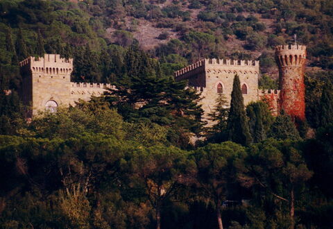 Palazzo Trasimeno: Pflanze, Natürliche Landschaft, Gebäude, Baum, Vegetation, Landschaft, Stadt, Schloss, Hügel, Mittelalterliche Architektur